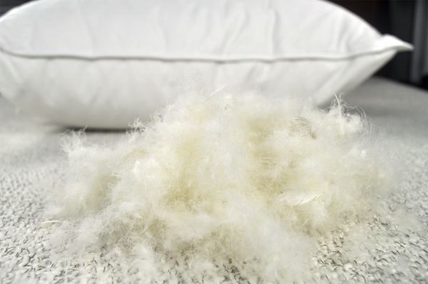 Как почистить пуховые подушки?