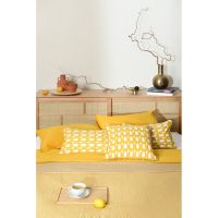 Чехол на подушку с принтом twirl горчичного цвета из коллекции cuts&pieces, 30х50 см